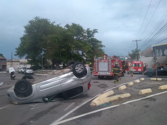 Enquanto dirigia, grávida capota com o carro 