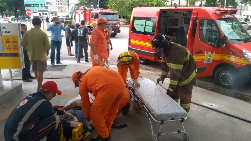 Enquanto dirigia, grávida capota com o carro 