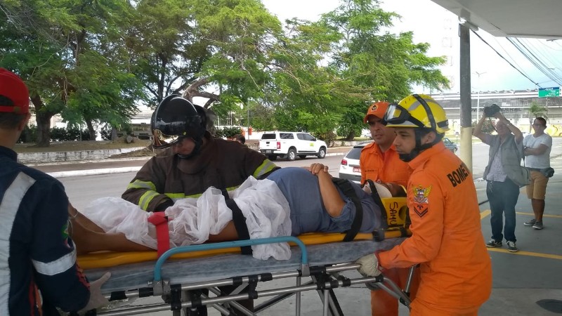 Enquanto dirigia, grávida capota com o carro 