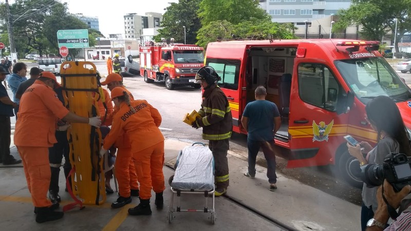 Enquanto dirigia, grávida capota com o carro 