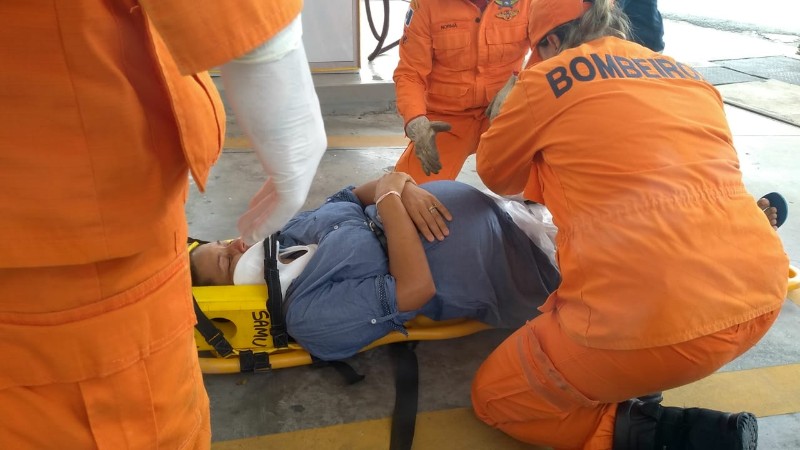 Enquanto dirigia, grávida capota com o carro 