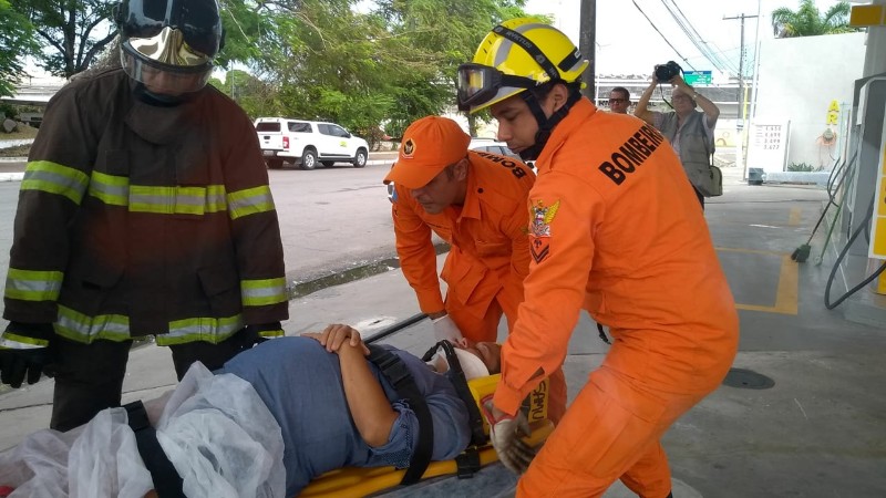 Enquanto dirigia, grávida capota com o carro 