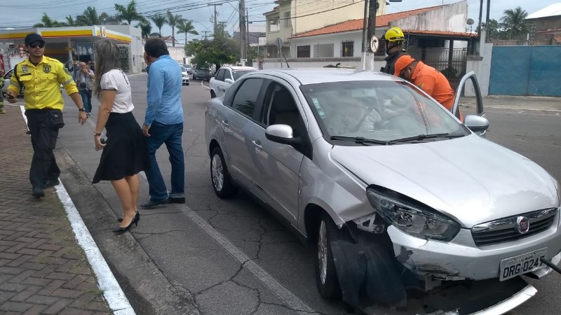 Enquanto dirigia, grávida capota com o carro 