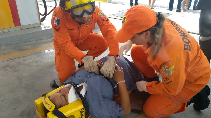 Enquanto dirigia, grávida capota com o carro 
