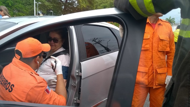 Enquanto dirigia, grávida capota com o carro 
