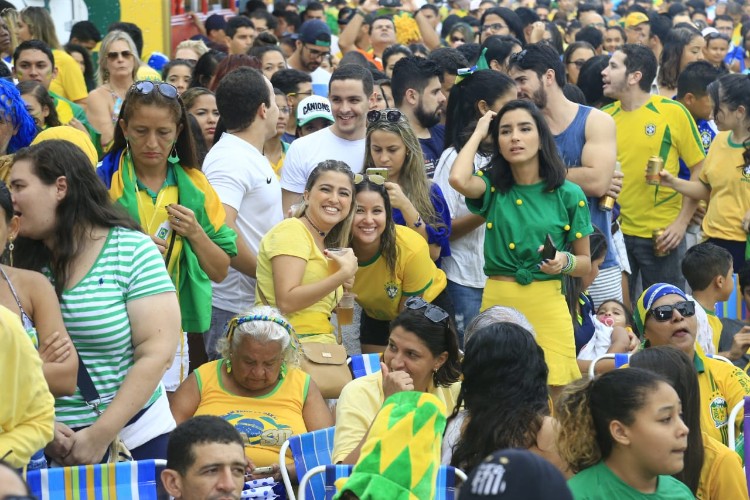 Telão colocado na parte fechada da orla atraiu centenas de torcedores