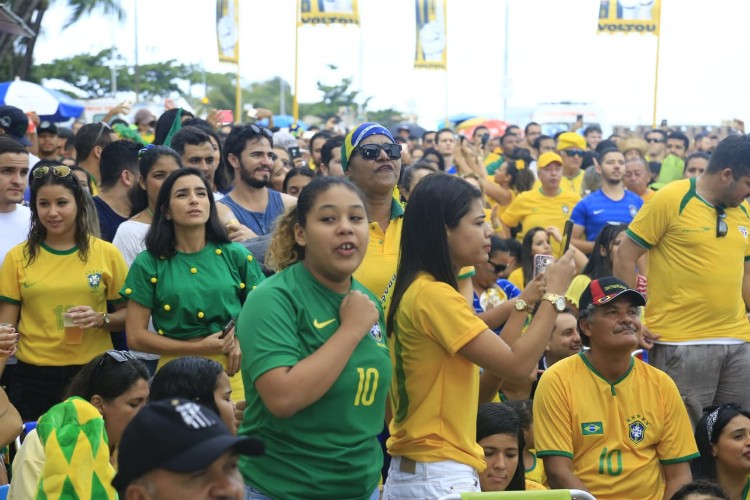 Telão colocado na parte fechada da orla atraiu centenas de torcedores