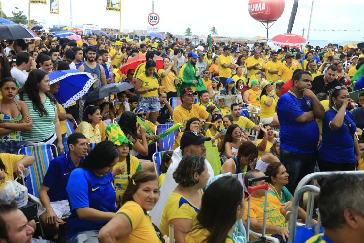 Telão colocado na parte fechada da orla atraiu centenas de torcedores
