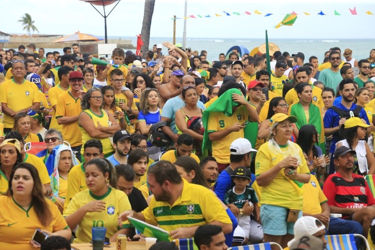 Telão colocado na parte fechada da orla atraiu centenas de torcedores