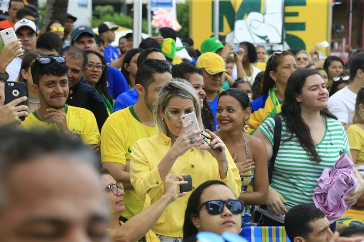 Telão colocado na parte fechada da orla atraiu centenas de torcedores