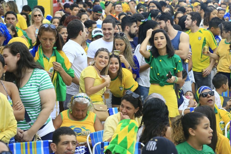Telão colocado na parte fechada da orla atraiu centenas de torcedores