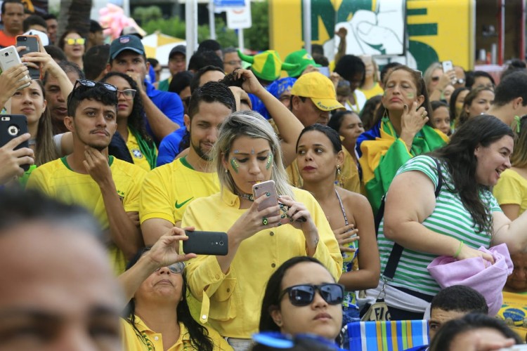 Telão colocado na parte fechada da orla atraiu centenas de torcedores