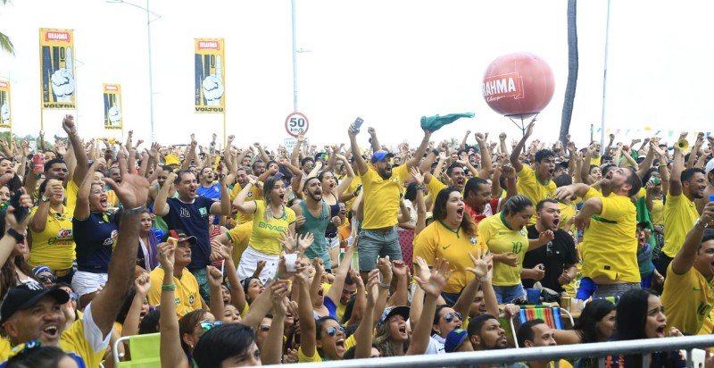 Telão colocado na parte fechada da orla atraiu centenas de torcedores