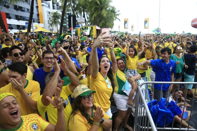 Telão colocado na parte fechada da orla atraiu centenas de torcedores