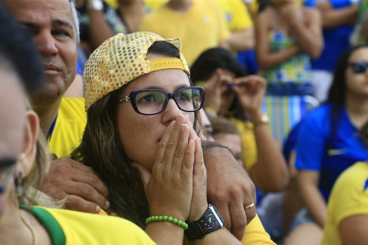 Telão colocado na parte fechada da orla atraiu centenas de torcedores
