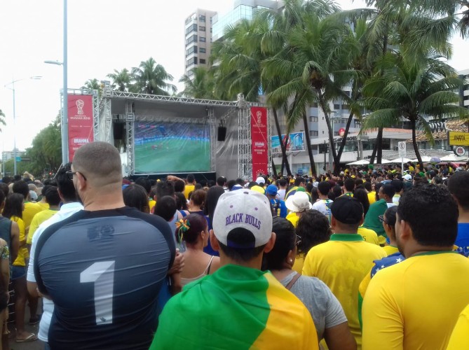 Telão colocado na parte fechada da orla atraiu centenas de torcedores