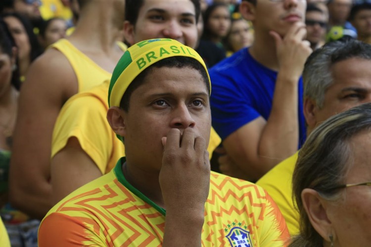 Telão colocado na parte fechada da orla atraiu centenas de torcedores