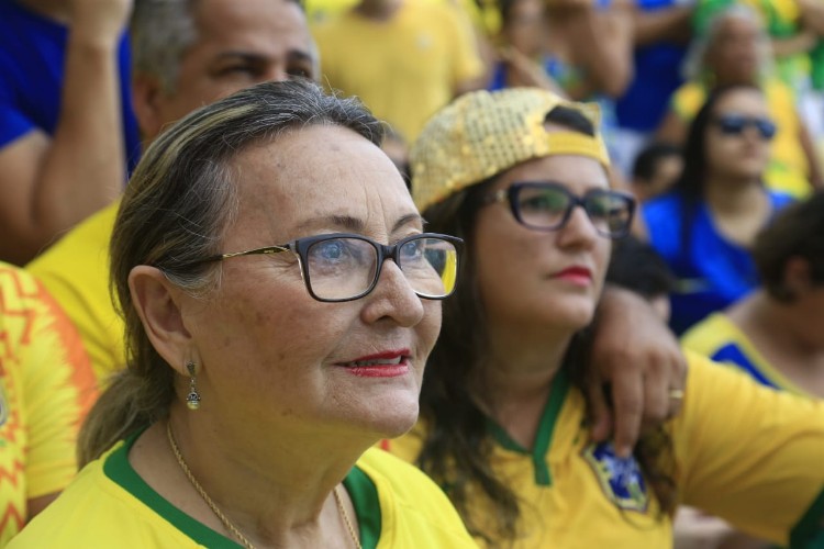 Telão colocado na parte fechada da orla atraiu centenas de torcedores