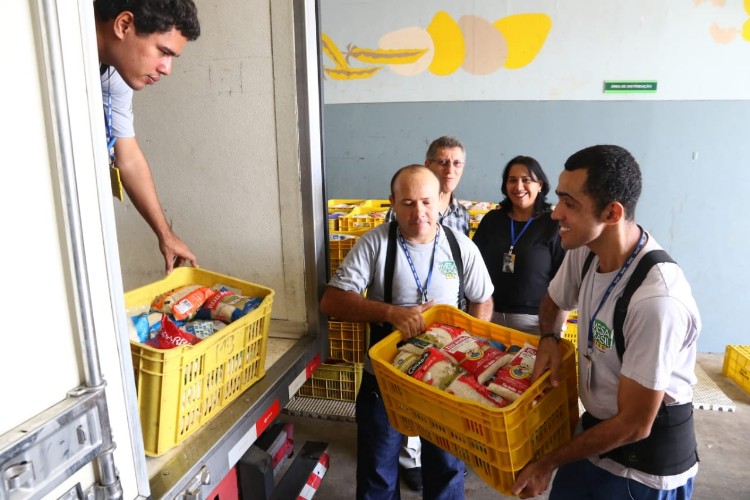 Concurso Forró & Folia arrecada milhares que quilos de alimentos para doação