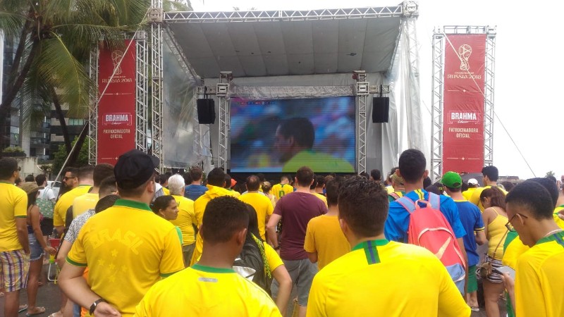 Chuva não espanta torcedores e orla fica verde e amarela na torcida pelo Brasil