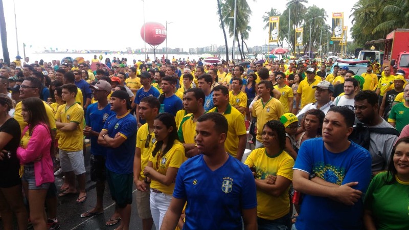 Chuva não espanta torcedores e orla fica verde e amarela na torcida pelo Brasil
