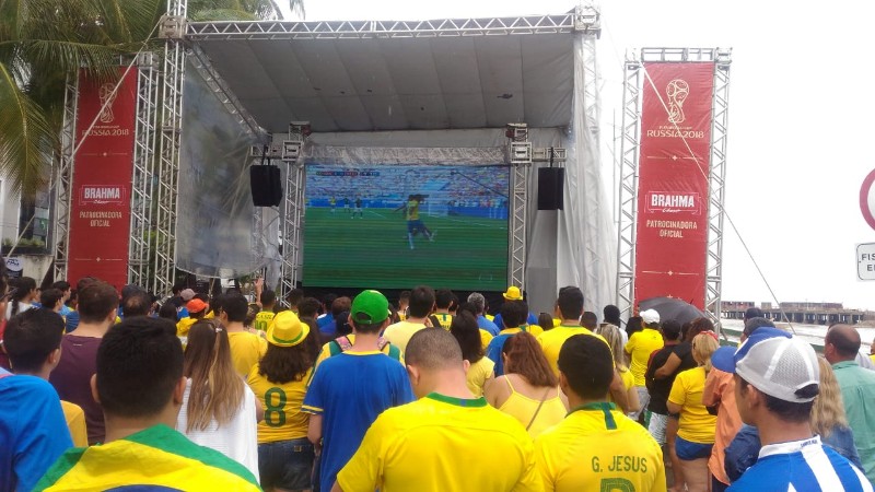 Chuva não espanta torcedores e orla fica verde e amarela na torcida pelo Brasil