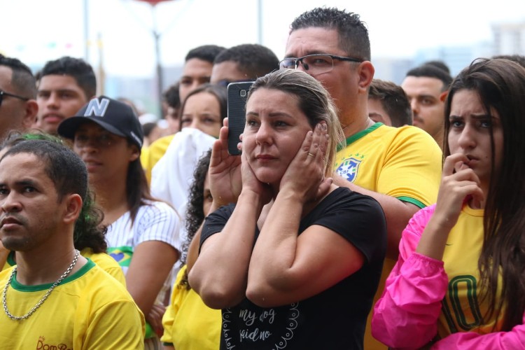 Chuva não espanta torcedores e orla fica verde e amarela na torcida pelo Brasil
