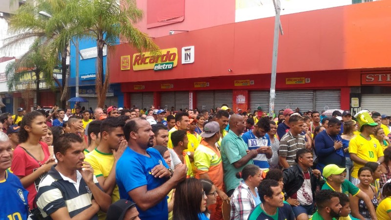 Chuva não espanta torcedores e orla fica verde e amarela na torcida pelo Brasil