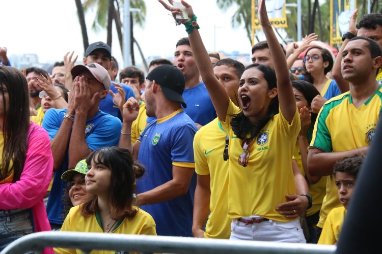 Chuva não espanta torcedores e orla fica verde e amarela na torcida pelo Brasil