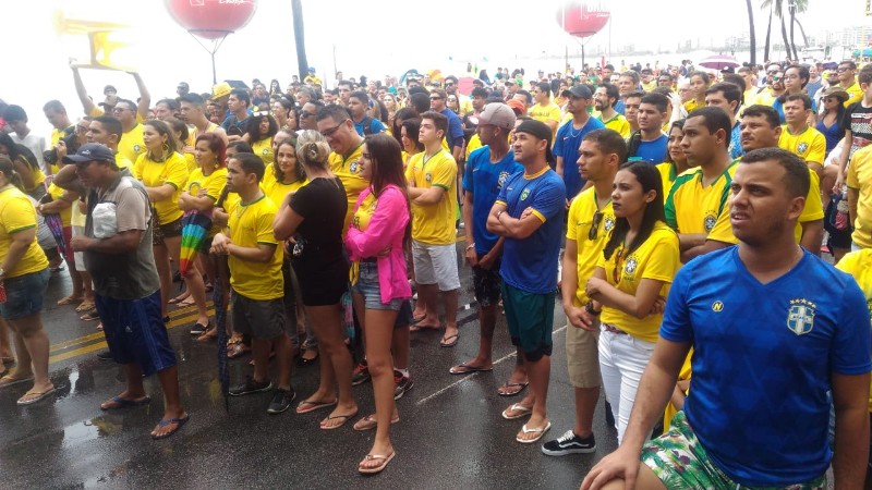 Chuva não espanta torcedores e orla fica verde e amarela na torcida pelo Brasil
