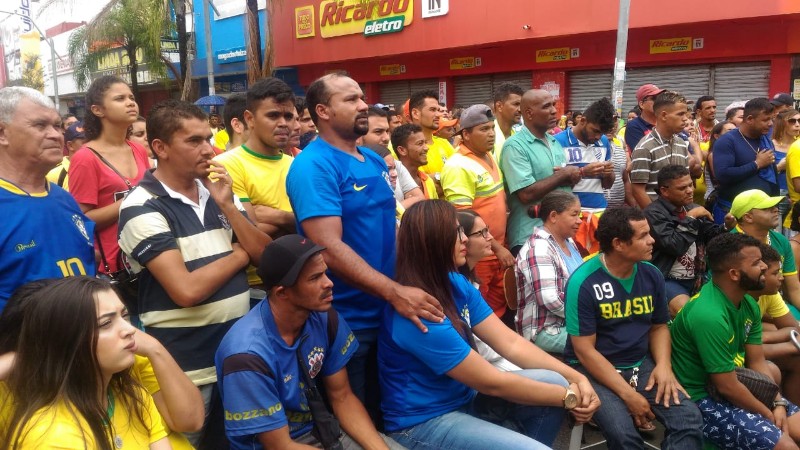 Chuva não espanta torcedores e orla fica verde e amarela na torcida pelo Brasil