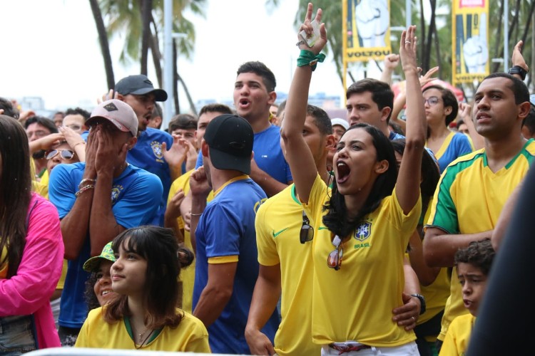 Chuva não espanta torcedores e orla fica verde e amarela na torcida pelo Brasil