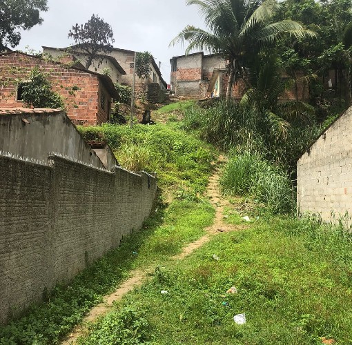 Em época de chuvas o problema piora e vários acidentes já aconteceram no local