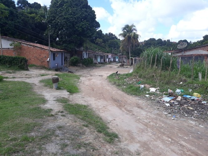 Em época de chuvas o problema piora e vários acidentes já aconteceram no local