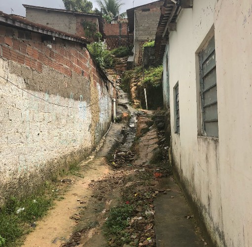 Em época de chuvas o problema piora e vários acidentes já aconteceram no local