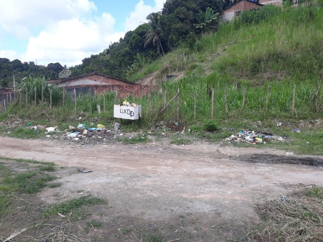 Em época de chuvas o problema piora e vários acidentes já aconteceram no local