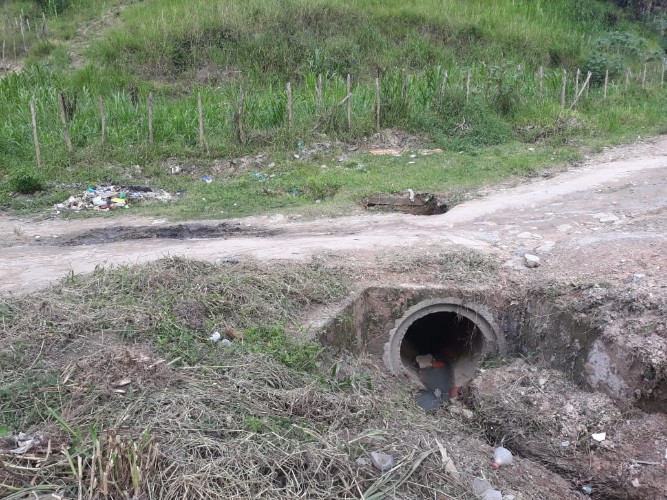 Em época de chuvas o problema piora e vários acidentes já aconteceram no local