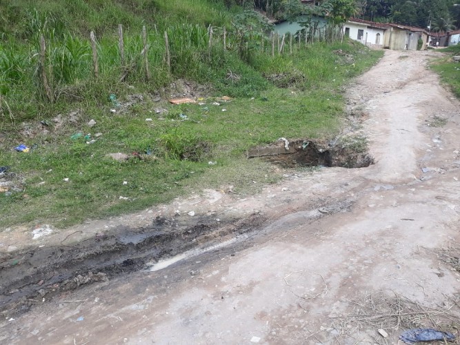 Em época de chuvas o problema piora e vários acidentes já aconteceram no local