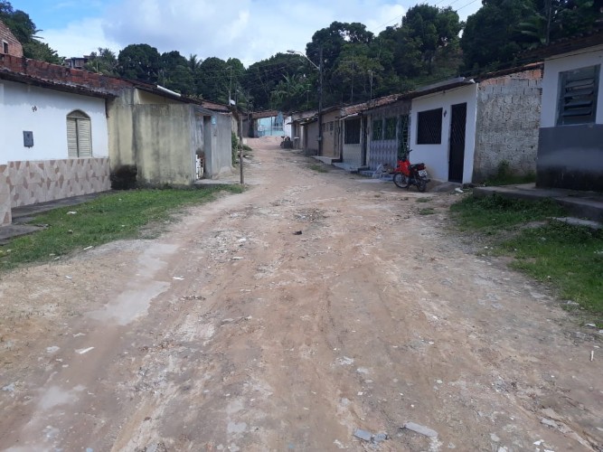 Em época de chuvas o problema piora e vários acidentes já aconteceram no local