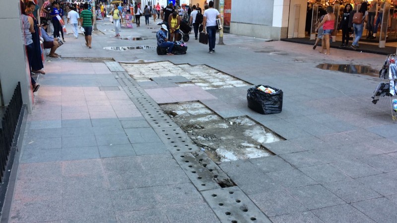 Falta de manutenção pode ser vista em diversos locais