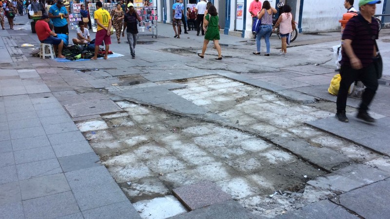 Falta de manutenção pode ser vista em diversos locais