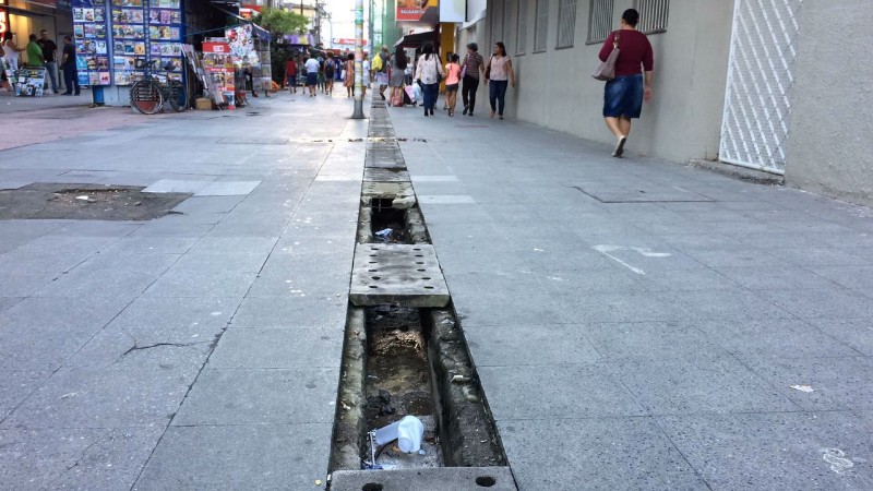 Falta de manutenção pode ser vista em diversos locais