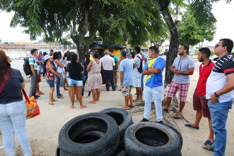 Coletivos foram impedidos pela população de ir às ruas nesta segunda-feira