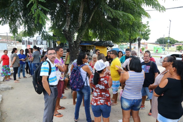 Coletivos foram impedidos pela população de ir às ruas nesta segunda-feira