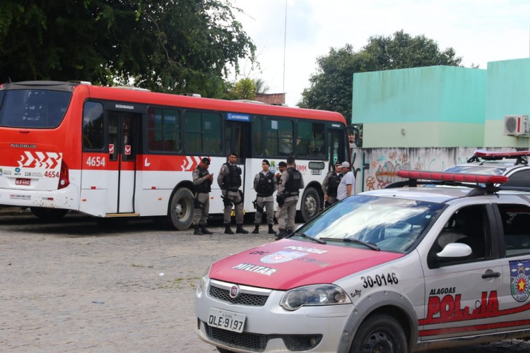 Coletivos foram impedidos pela população de ir às ruas nesta segunda-feira