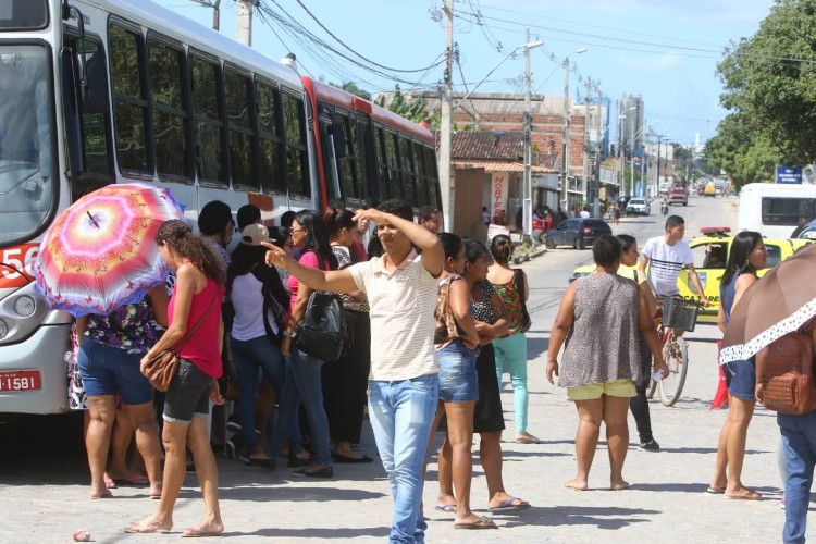 Coletivos foram impedidos pela população de ir às ruas nesta segunda-feira