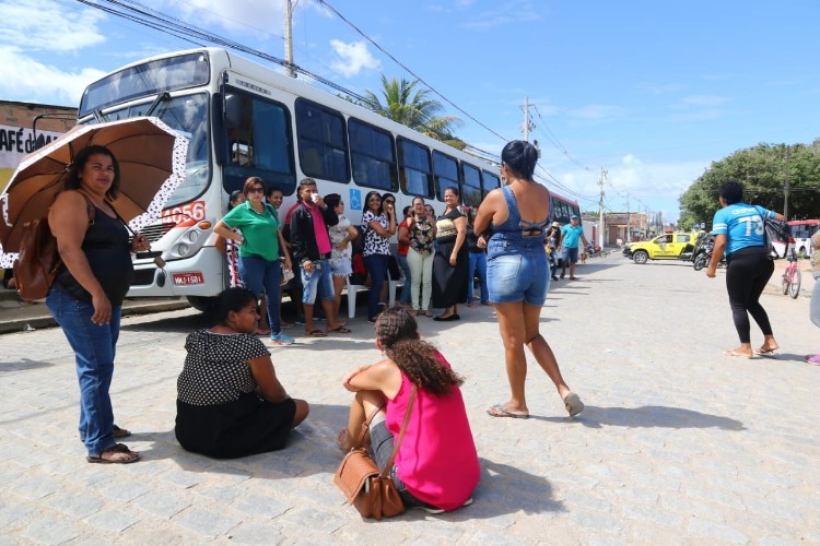 Coletivos foram impedidos pela população de ir às ruas nesta segunda-feira