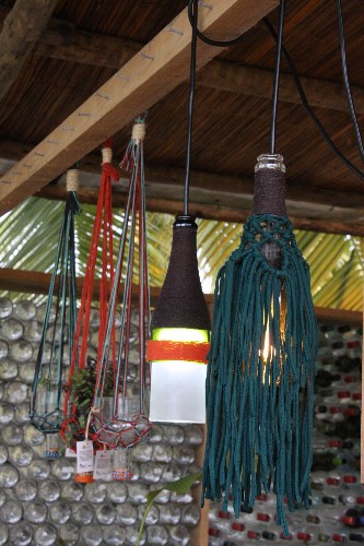 Objetos de decoração são feitos com garrafas de vidro