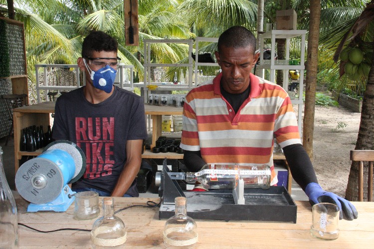Funcionários foram capacitados para produzir peças a partir de vidros