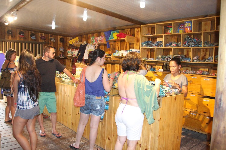 Turistas conhecem produtos do artesanato local